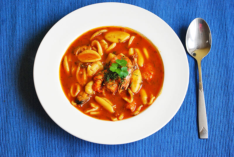 Томатный суп с морепродуктами и пастой