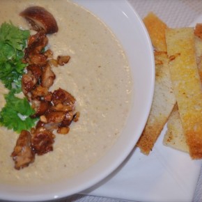 Крем-суп с белыми грибами и чесночными гренками