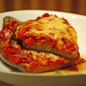 Баклажаны с пряным томатным соусом и сыром
