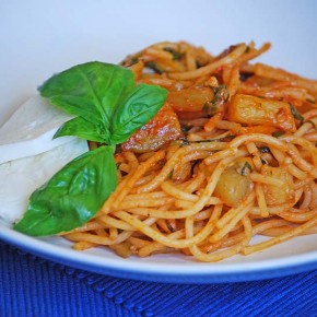 Спагетти по-сицилийски с баклажанами и моцареллой
